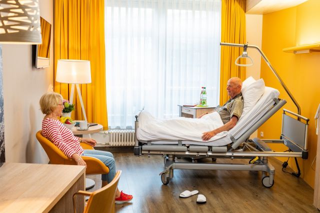 iron dictionary Pensioner Klinikum ab Montag wieder offen für Patientenbesuche